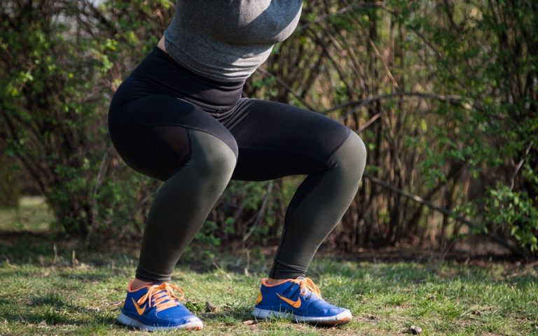 squatting compound oefening voor sterke spieren en gewrichten