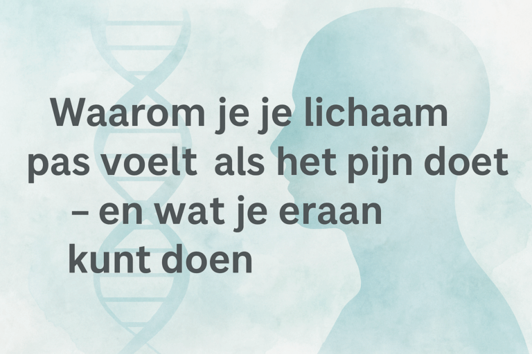 Silhouet van een hoofd met DNA-structuur op een zachte, waterige achtergrond – visuele metafoor voor lichaamsbewustzijn en verbinding tussen lichaam en geest.